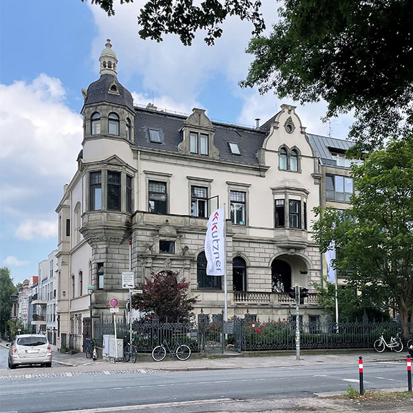 An old house on Bremen's Osterdeich with a flag in front of it that says Kutzner